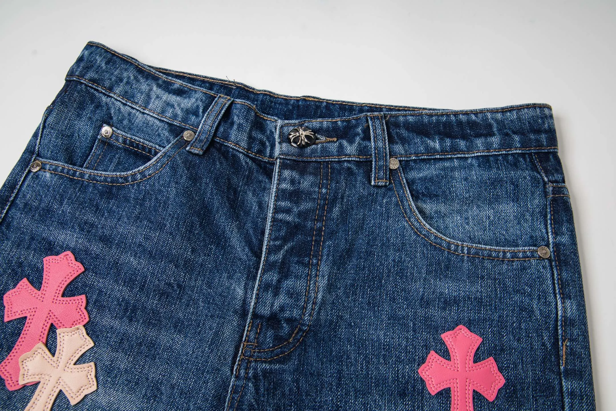 P240 Chrome Hearts 2025 New Bamboo Pink Cross Patch Leather Couple Washed Jeans This season’s hot item is sought after by countless celebrities and fashionistas. The neat details of the cutting process add color to the playful fashion! The neat and meticulous design, and the well-fitting structure is unique. The upper body not only has outstanding recognition, but also looks younger and younger. A style with the ultimate wearing meaning and performance, gorgeous color matching, and the craftsmanship of this style is also extremely extraordinary. After the finished product is washed, it is disassembled and hand-made with sheepskin cross leather and then spliced ​​together to complete. The whole piece has too many craftsmanship to describe. It is decorated with patchwork cross flowers and high-waisted washed jeans! ! Absolutely high-end luxury product, a god-level single product, a super popular product, made by top heavy industry, a magic weapon that cannot be missed. Style number: 1869# Size: 28 30 32 34 36 Color: blue